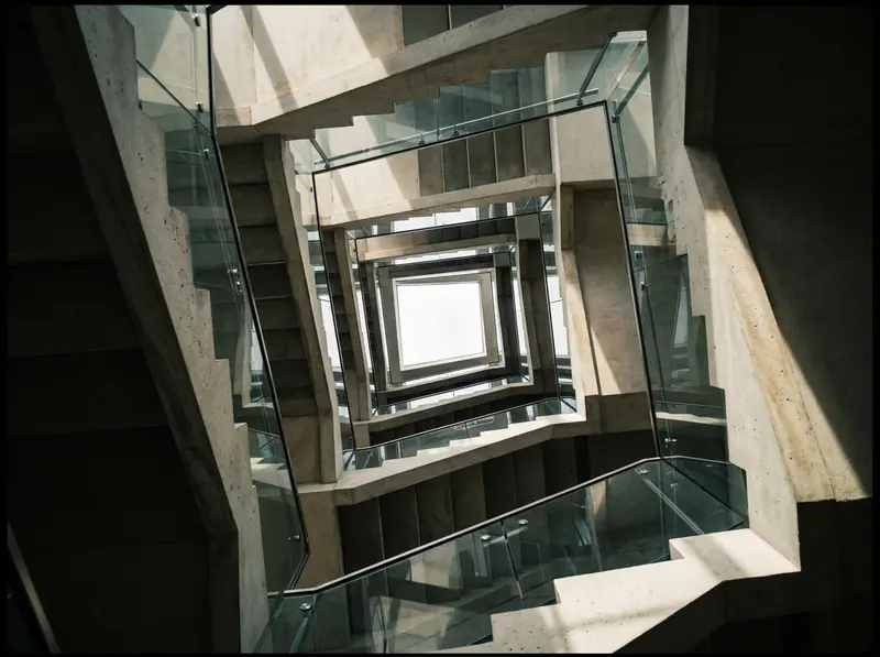 Vidrio y acero refractando un sol bajo en bandas geométricas duras